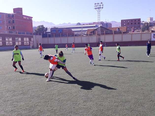 El equipo femenino de Real se alista para jugar en el torneo de la Asociación