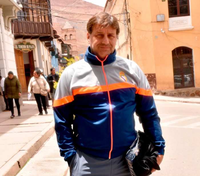 Un mes al frente y es líder