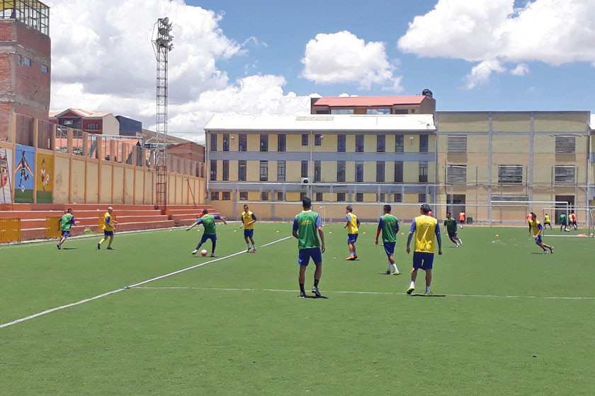 Ochoaizpur fortalece el trato del balón de sus dirigidos