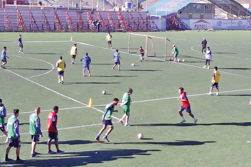 El técnico Ochoaizpur fortalece el trato del balón de sus dirigidos