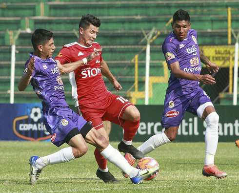 Real jugo mejor ante Royal Pari, pero no le alcanzo para sumar puntos